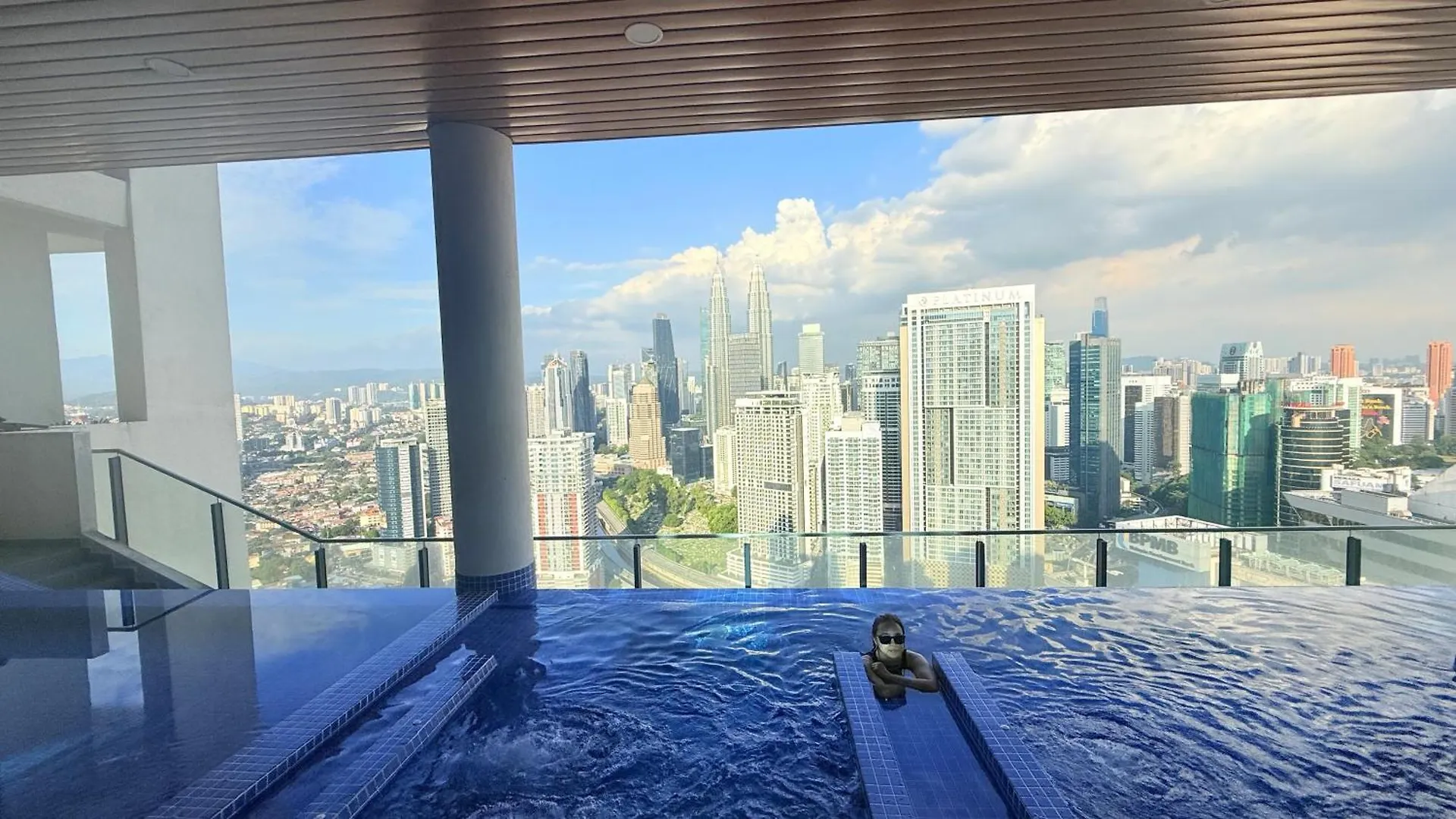 Sky Pools Colony Suites Klcc 吉隆坡